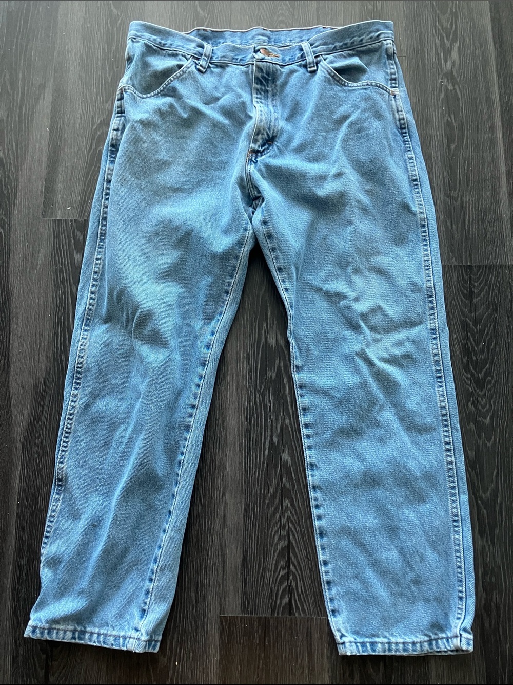 Vintage 90s Y2K Men's Light to Medium Wash Rustler Classic Structured Blue Jeans